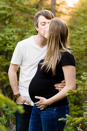 Maternity couple photoshoot kissing and sharing a moment
